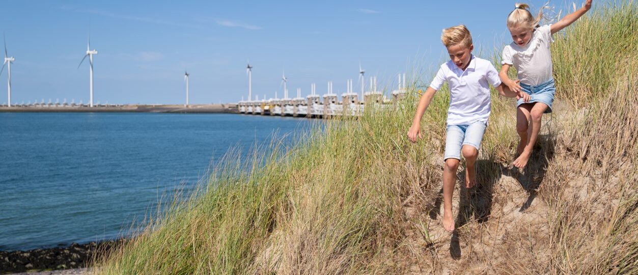 De Zeeuwse Zorg Coalitie werkt samen aan het regioplan 'Samen houden we Zeeland én de Zeeuwse zorg gezond' om zorg in Zeeland toegankelijk en betaalbaar te houden, nú en in de toekomst. Door de goedgekeurde IZA-aanvraag van de Zeeuwse Zorg Coalitie krijgen 10 zorgorganisaties 83,4 miljoen voor toekomstbestendige Zeeuwse zorg