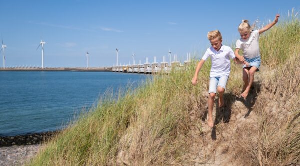 De Zeeuwse Zorg Coalitie werkt samen aan het regioplan 'Samen houden we Zeeland én de Zeeuwse zorg gezond' om zorg in Zeeland toegankelijk en betaalbaar te houden, nú en in de toekomst. Door de goedgekeurde IZA-aanvraag van de Zeeuwse Zorg Coalitie krijgen 10 zorgorganisaties 83,4 miljoen voor toekomstbestendige Zeeuwse zorg