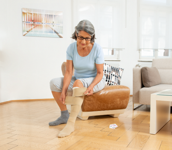 Vrouw doet klittenbandzwachtel om
